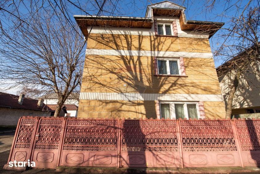 Casă cu 7 camere cu Teren 200 Mp în Central