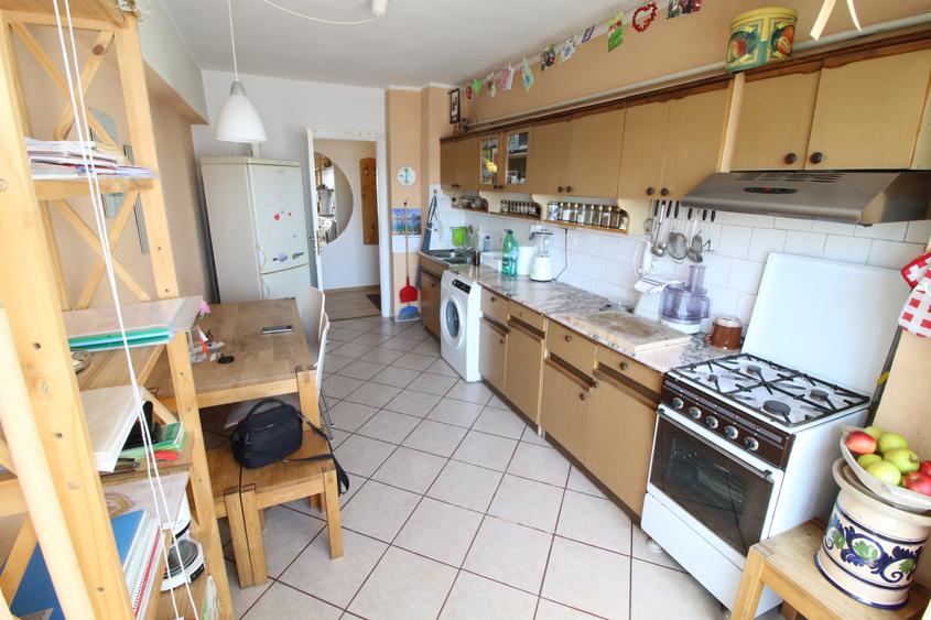 Apartament cu 4 camere decomandat, mobilat în Piața Centrală