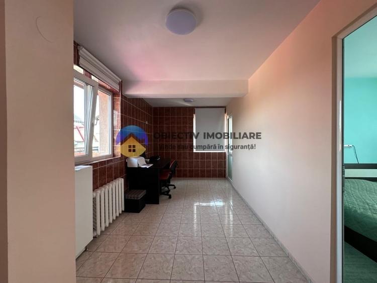 Casă individuală cu 7 camere cu Canalizare în 1 Mai