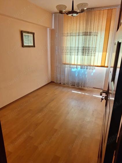 Apartament cu 3 camere decomandat în Sud
