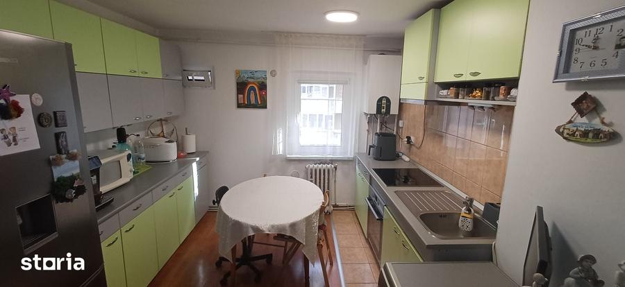 Apartament cu 3 camere semidecomandat în Central