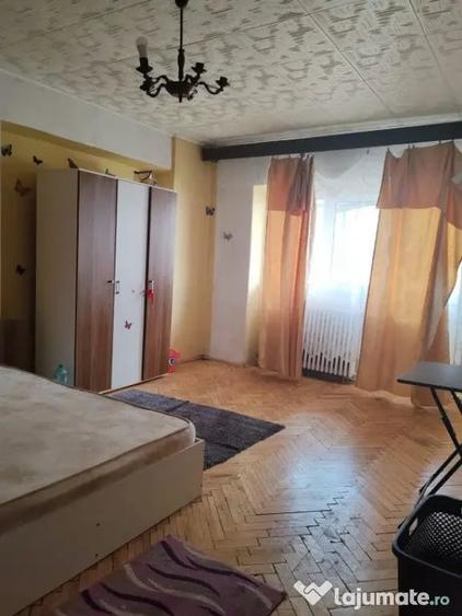 Apartament cu 3 camere decomandat în Traian