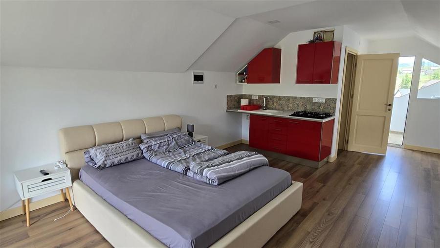 Casă cu 9 camere cu Teren 1845 Mp în Exterior Est
