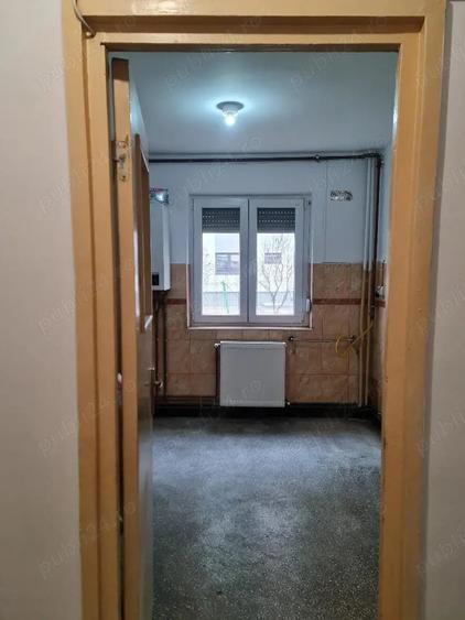 Apartament cu 3 camere semidecomandat în Boul Roșu