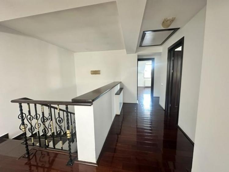 Casă individuală cu 7 camere cu Canalizare în Pipera