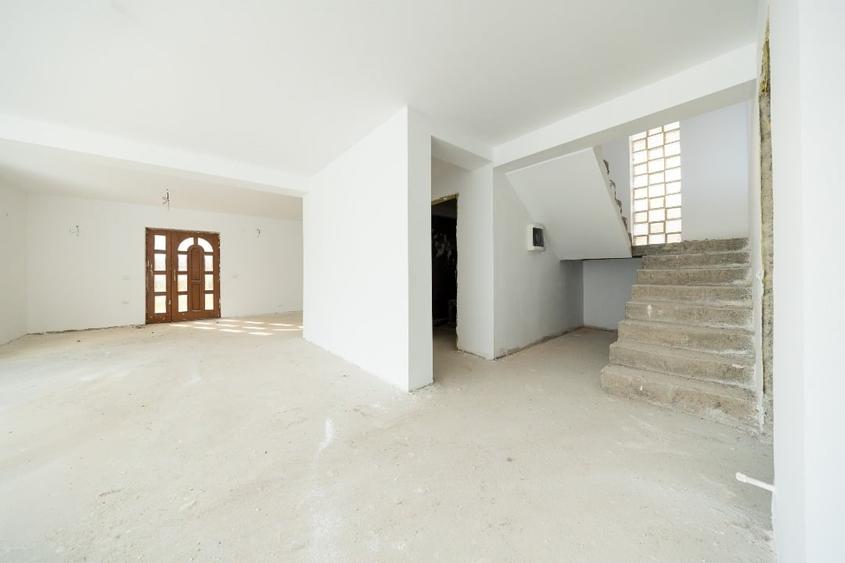 Casă individuală cu 5 camere cu Teren 700 Mp în Primăverii