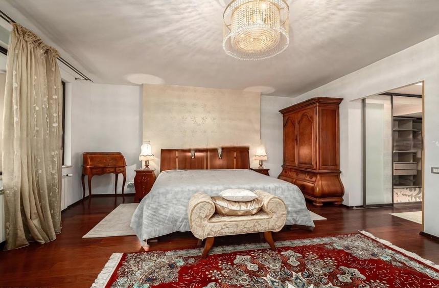 Casă individuală cu 5 camere cu Teren 670 Mp în Central