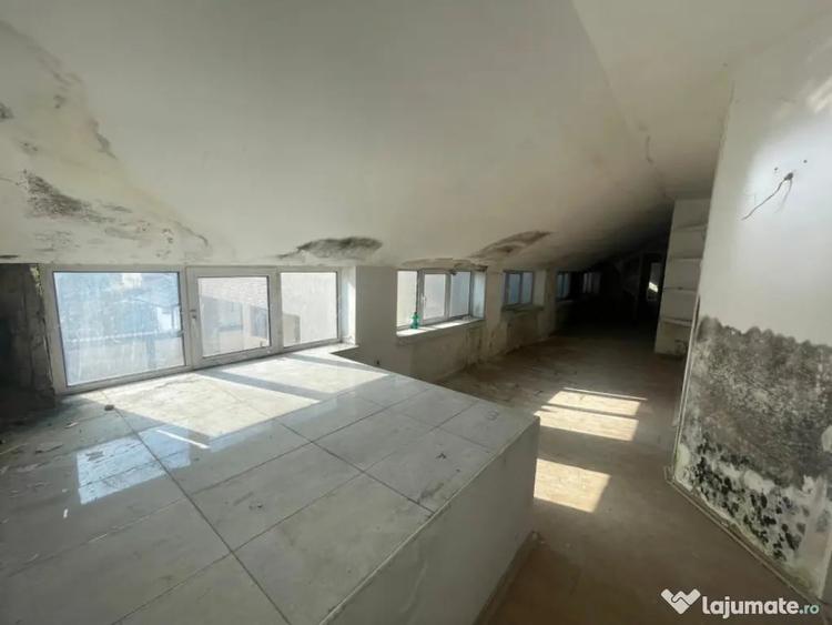 Casă cu 15 camere cu Teren 284 Mp în Central