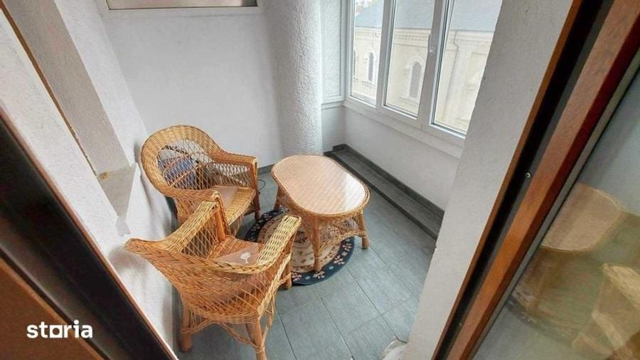 Apartament cu 3 camere semidecomandat în Independenței