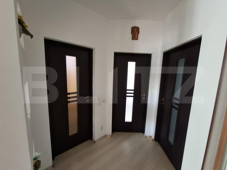 Apartament cu 3 camere semidecomandat, mobilat în Micro 16