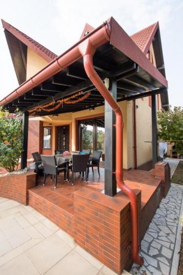 Casă individuală cu 4 camere cu Piscina în Bucov