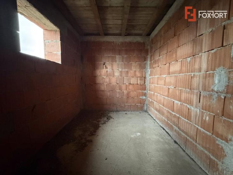 Casă individuală cu 7 camere cu Garaj în Peciu Nou