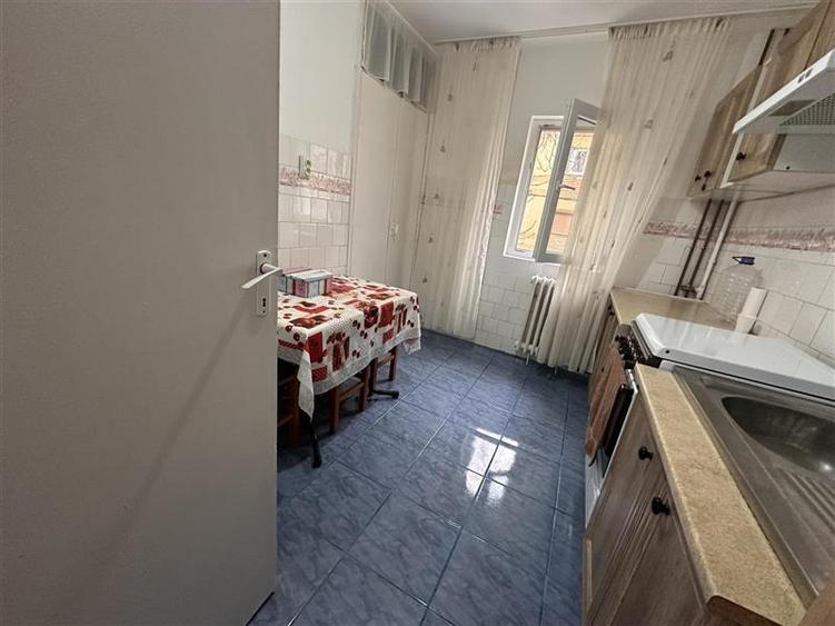 Apartament cu 3 camere semidecomandat în Lipovei