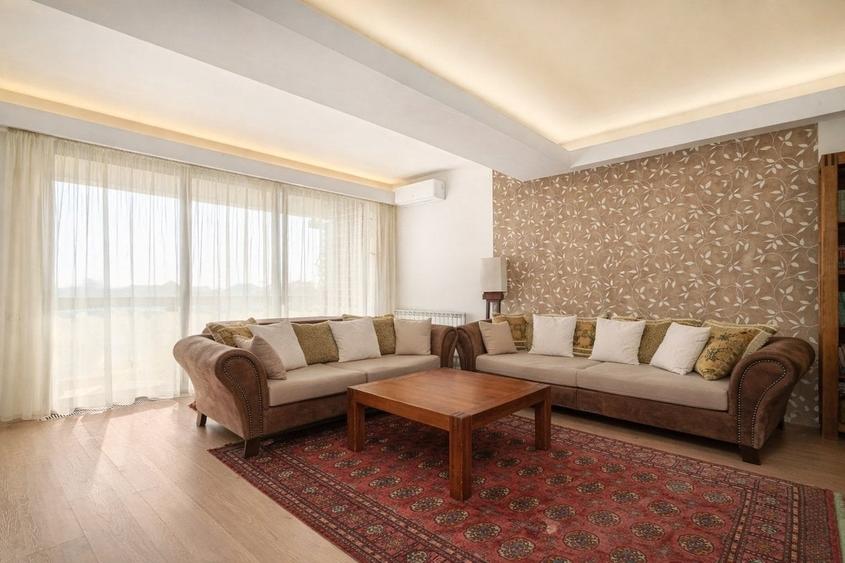 Apartament cu 4 camere semidecomandat în Central