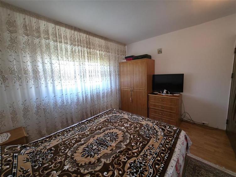 Apartament cu 4 camere semidecomandat în Craiovița Nouă