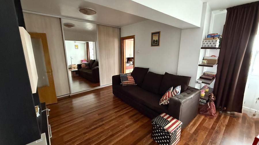 Apartament cu 3 camere decomandat în Exterior Vest