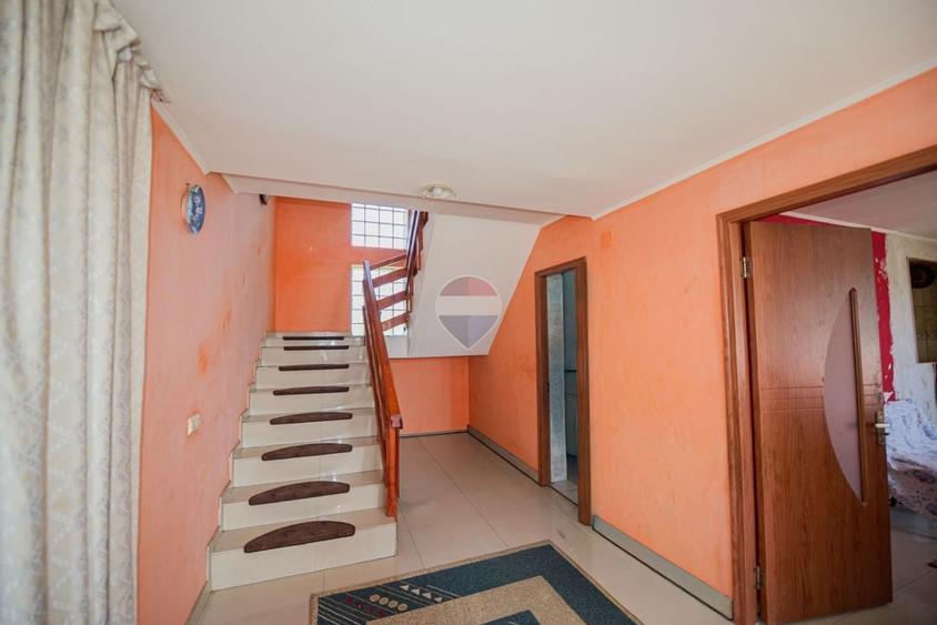 Casă individuală cu 5 camere cu Teren 490 Mp în Central