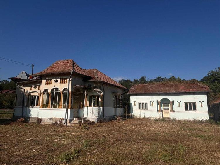 Casă cu 4 camere în Olanu