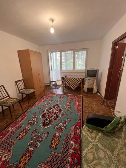 Apartament cu 2 camere semidecomandat în Craiovița Nouă