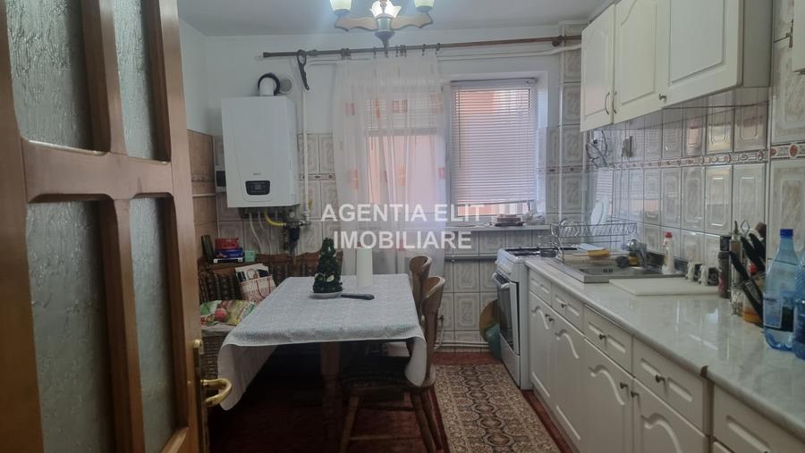 Apartament cu 4 camere decomandat în Central