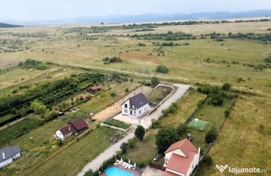 Casă cu 5 camere cu Teren 900 Mp în Sălicea