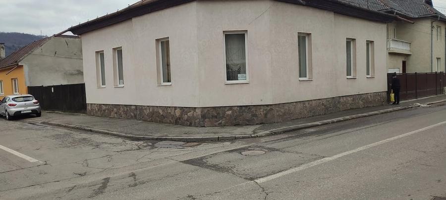 Casă cu 3 camere cu Teren 170 Mp în Central