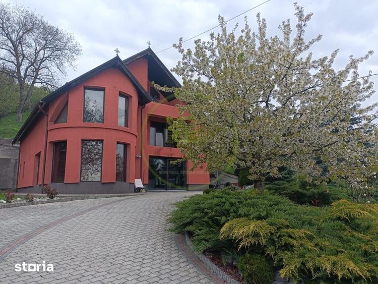 Casă cu 5 camere cu Teren 1600 Mp în Central