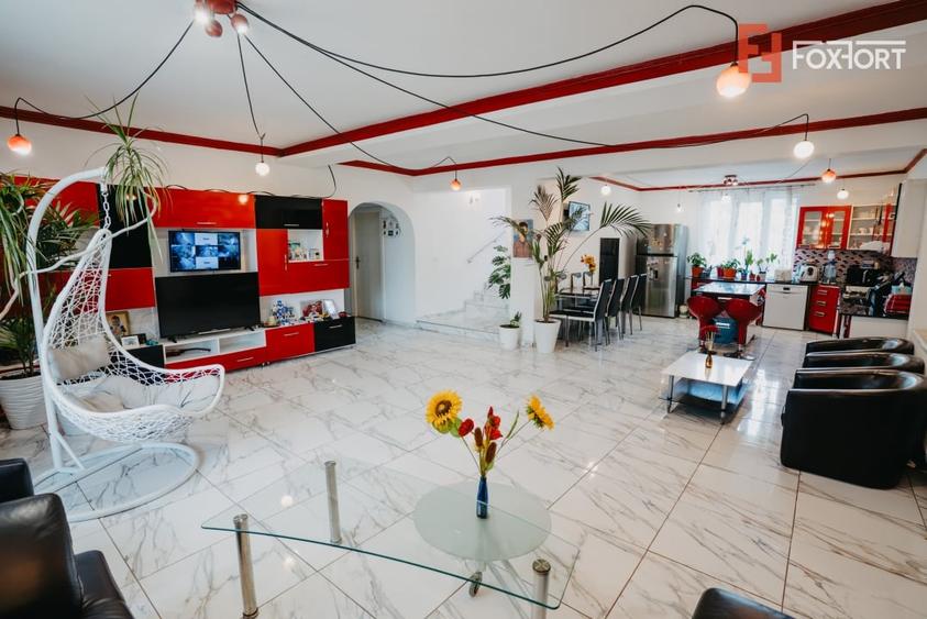 Casă individuală cu 8 camere cu Piscina în Jebel