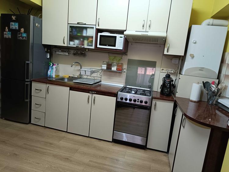 Apartament cu 3 camere decomandat în Micro 16