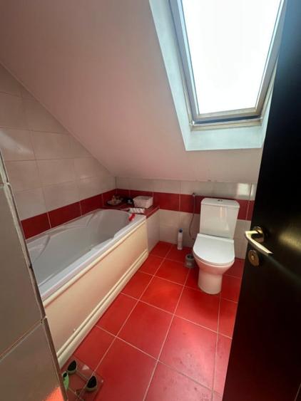 Apartament cu 4 camere semidecomandat în Florești