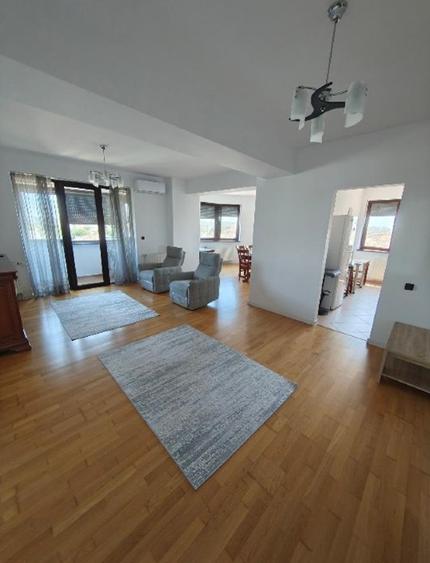 Apartament cu 3 camere decomandat în Moșilor