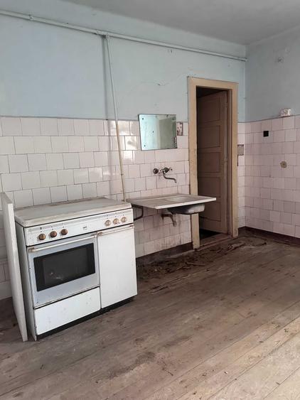 De vanzare douo case. Una pe Strada Canepii 55 - necesita renovare; cealalta, momentan in regim hotelier, pe Ilarie Chendi 70(poarta de lemn). - 4
