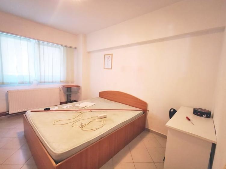 Apartament cu 3 camere decomandat în Păcii