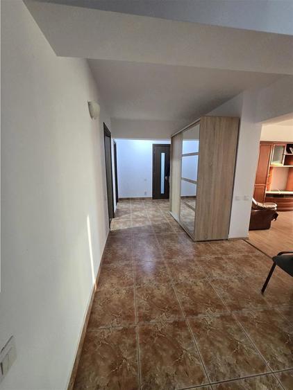 Apartament cu 4 camere decomandat în Berceni