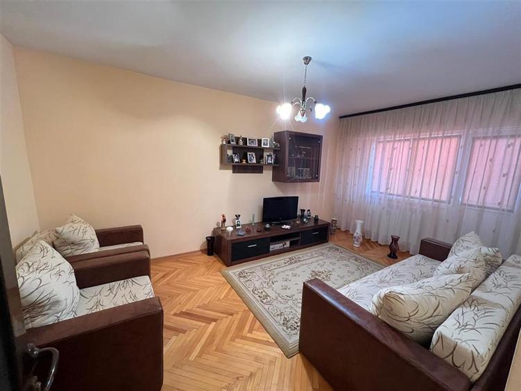 Apartament cu 3 camere decomandat, mobilat în Ultracentral