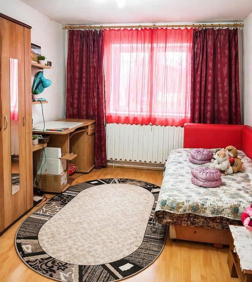 Apartament cu 3 camere semidecomandat în Soarelui