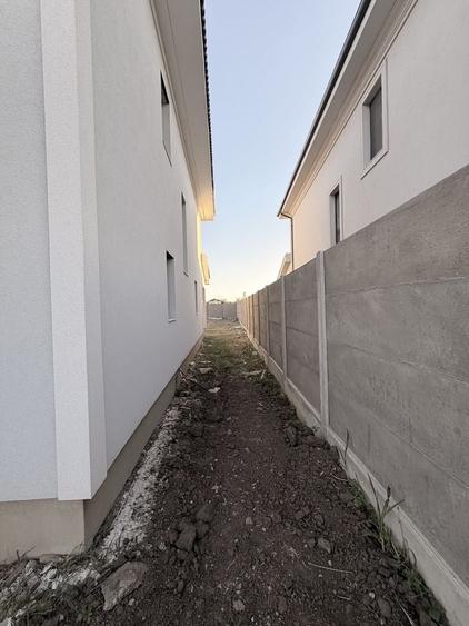 Casă cu 4 camere în Dumbrăvița