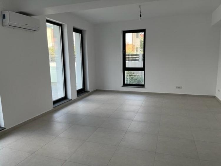 Apartament cu 3 camere semidecomandat în Aviației