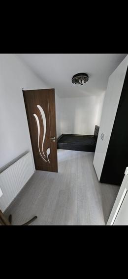 Apartament cu 3 camere semidecomandat în Exterior Vest