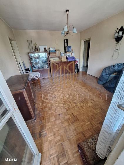 Apartament cu 3 camere semidecomandat în Crângași