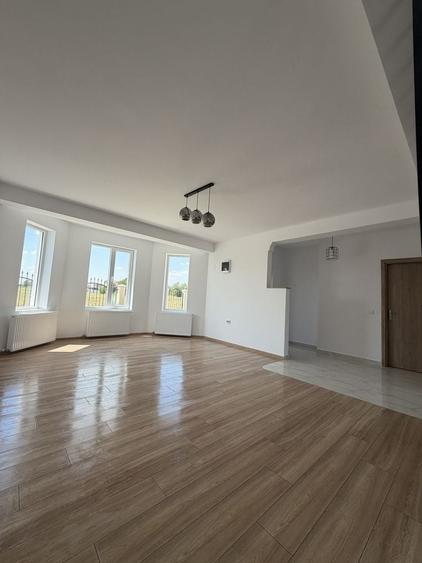 Casă cu 4 camere în Corbeanca