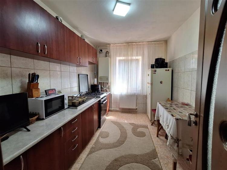 Apartament cu 2 camere semidecomandat, mobilat în 9 Mai