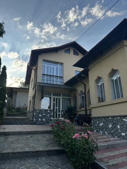 Casă cu 4 camere cu Teren 300 Mp în Central