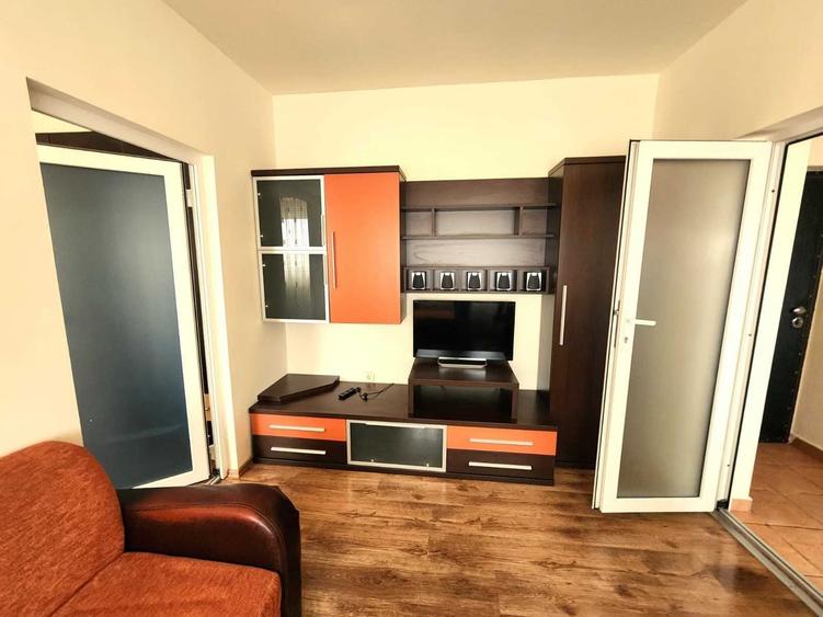 Apartament cu 3 camere semidecomandat în Dacia
