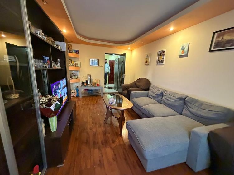 Apartament cu 3 camere semidecomandat în Dristor