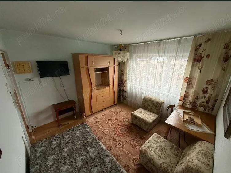 Apartament cu 3 camere decomandat în Petros