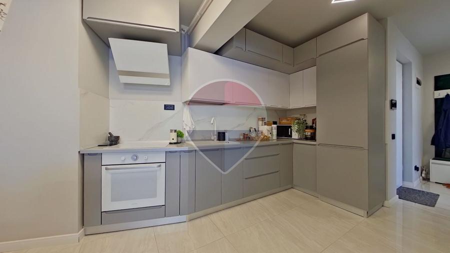 Apartament cu 3 camere semidecomandat, mobilat în Zorilor