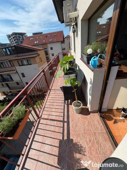 Apartament cu 3 camere decomandat în Est