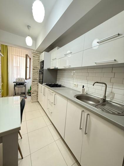 Apartament cu 3 camere semidecomandat în Metalurgiei
