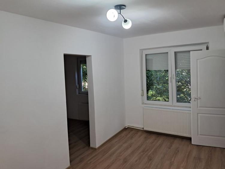 Apartament cu 3 camere semidecomandat, mobilat în Exterior Vest